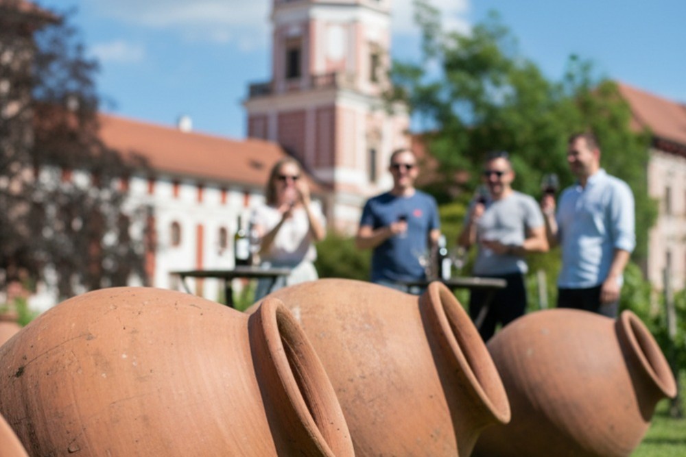 Otevírání kvevri na zámecké vinici