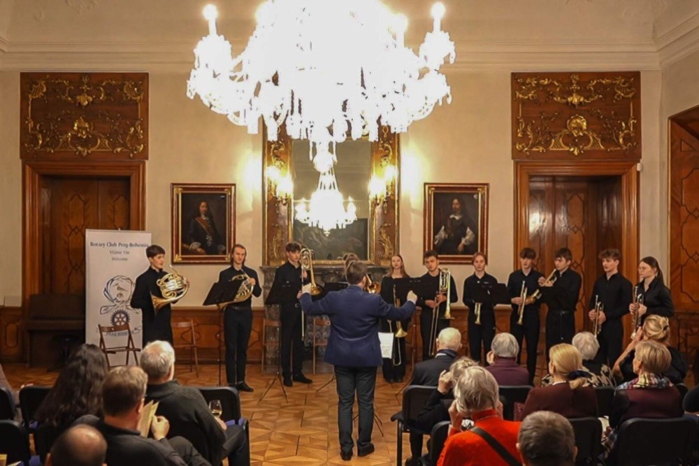 Vystoupení skupiny mladých hudebníků,  povětšinou spolužáků  z hudebního gymnázia na Žižkově